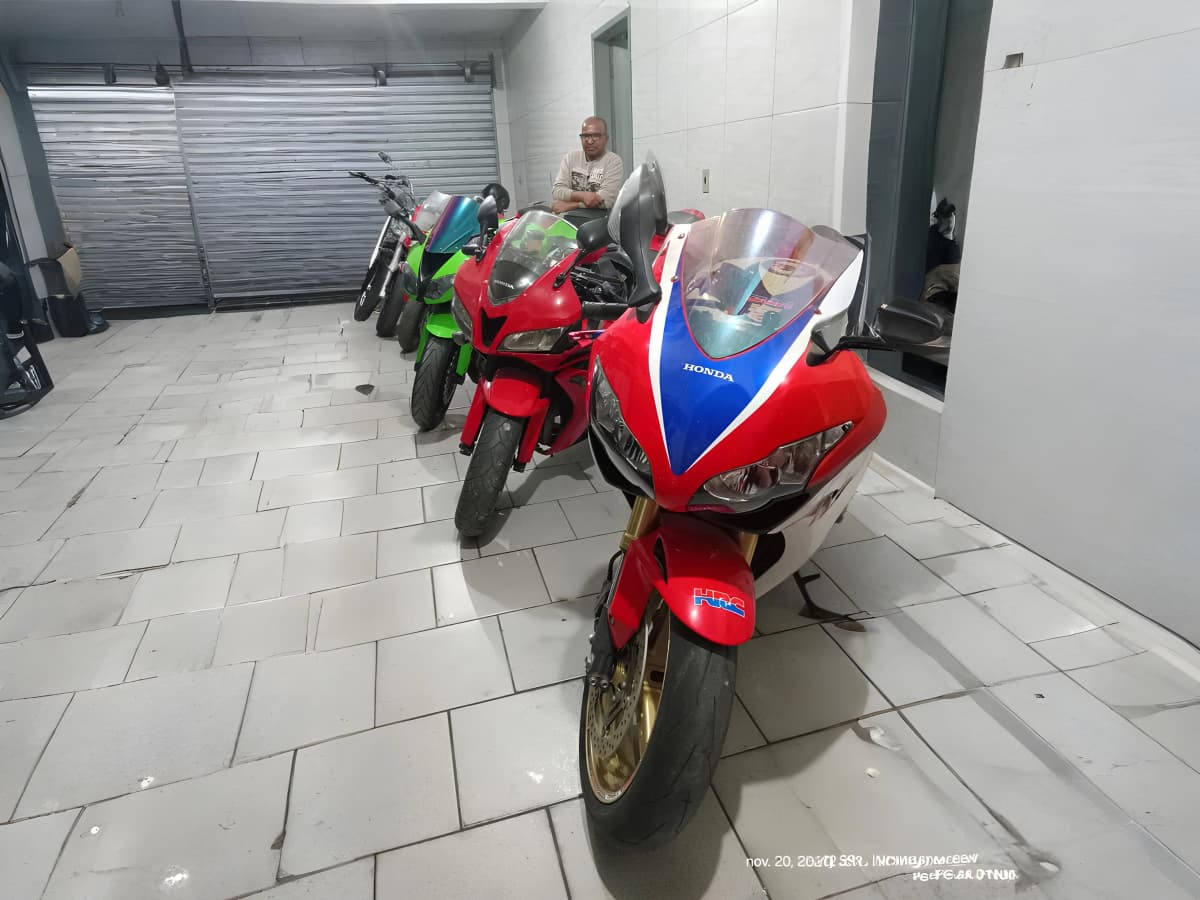 Profissional em atividade na bancada